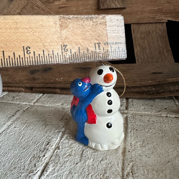 1980s Sesame Street Grover Making Snowman Christmas Ornament (45) - Picture 3 of 6